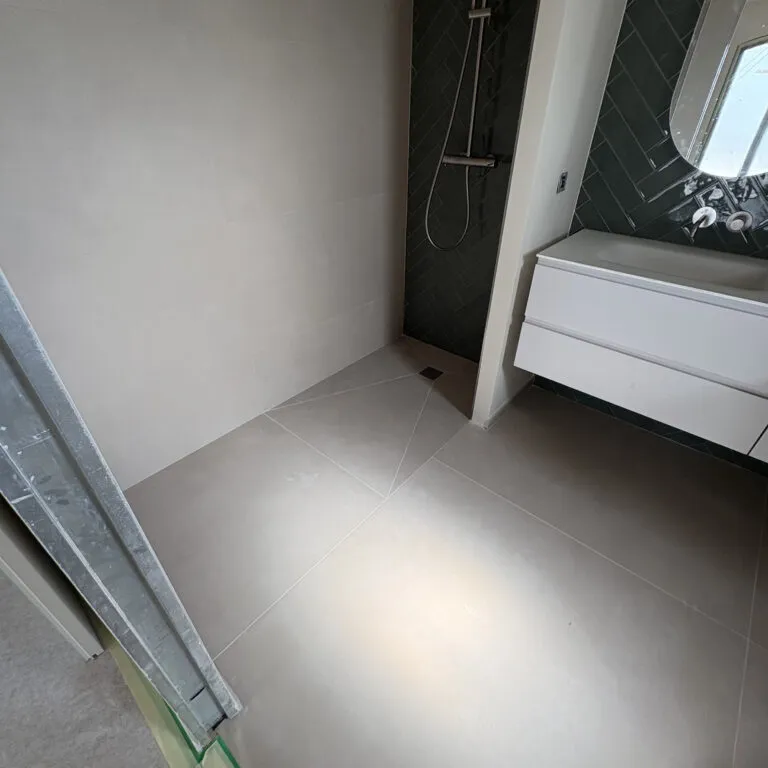Préparation des supports – chantier de peinture dans le pays de Grasse