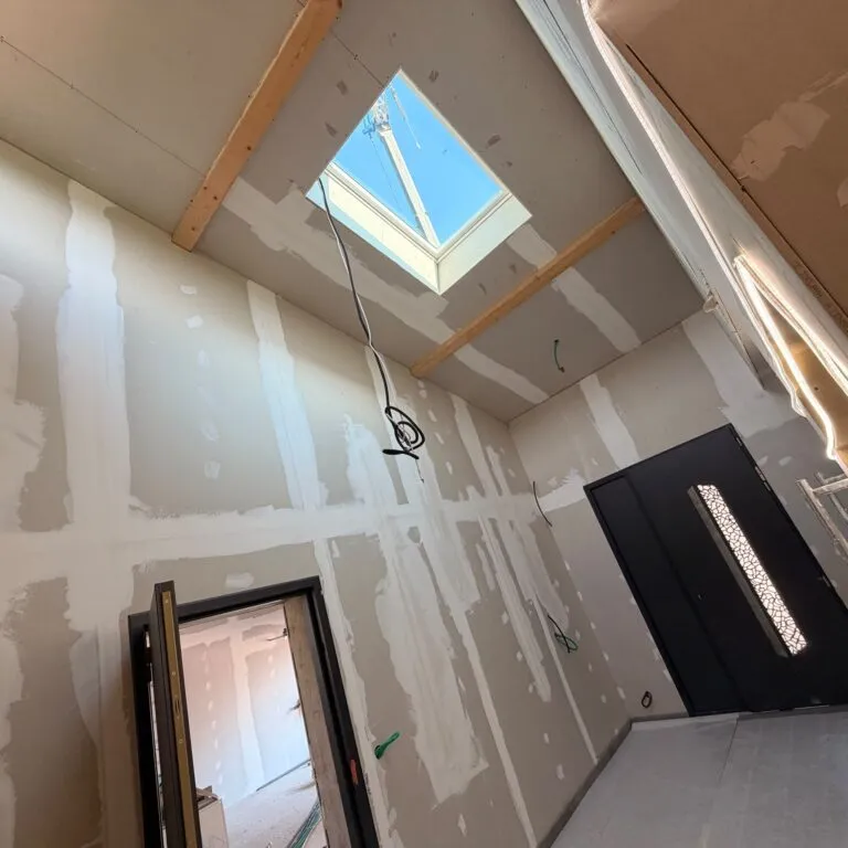 Préparation des supports – chantier de peinture dans le pays de Grasse