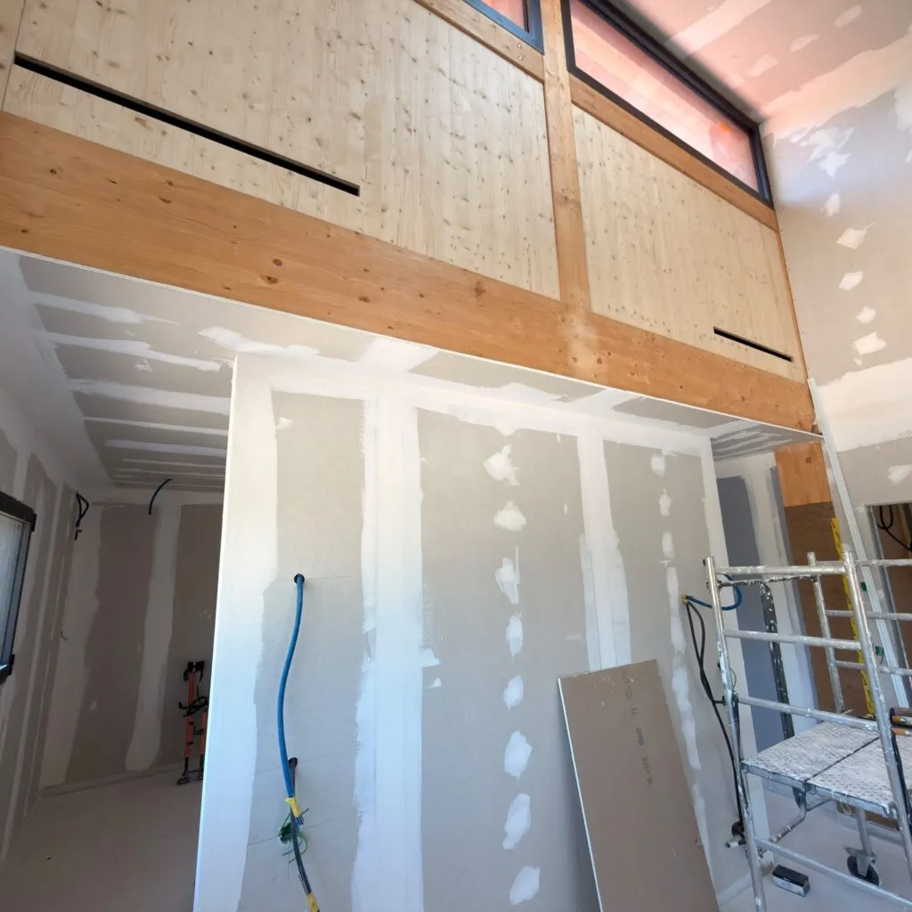 Cloisons en plaques de plâtre avec bandes à joint
