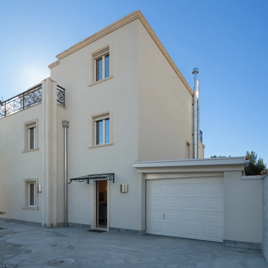 Façade de villa examinée avant traitement des fissures