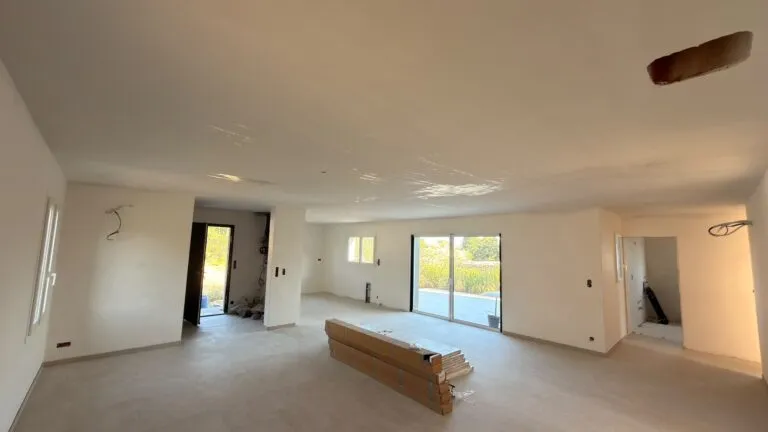Intérieurs – chantier de peinture dans le pays de Grasse