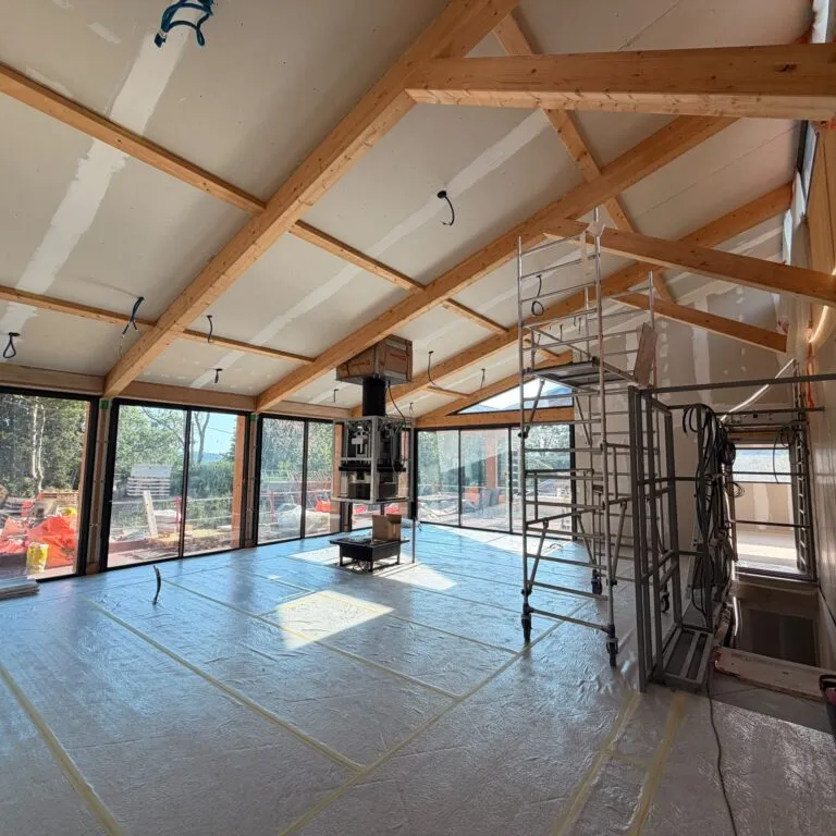 Préparation des supports – chantier de peinture dans le pays de Grasse