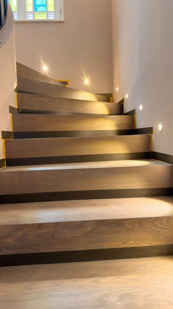 Escalier en bois mis en valeur par la lumière