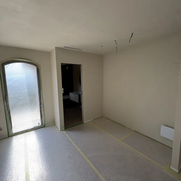 Intérieurs – chantier de peinture dans le pays de Grasse