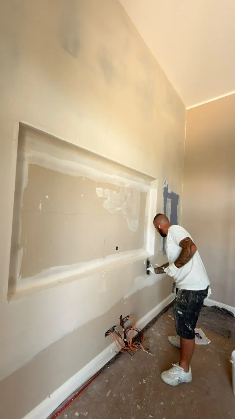 Préparation des supports – chantier de peinture dans le pays de Grasse