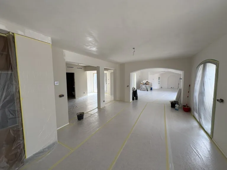 Intérieurs – chantier de peinture dans le pays de Grasse