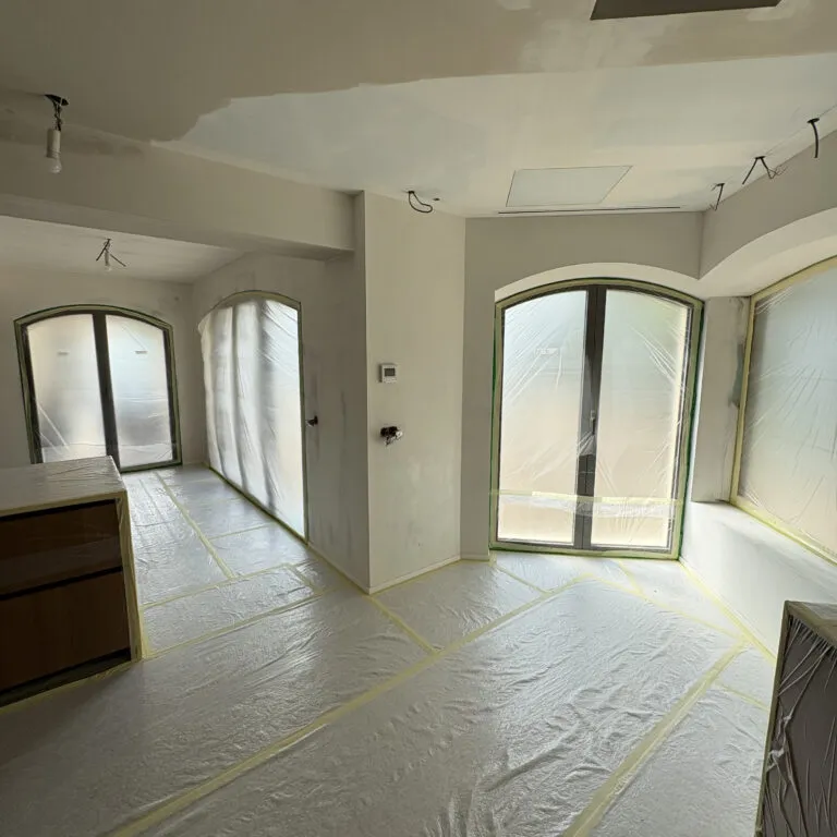 Intérieurs – chantier de peinture dans le pays de Grasse