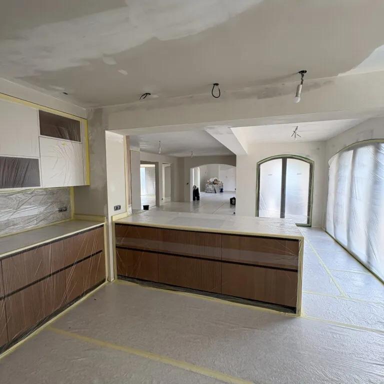 Intérieurs – chantier de peinture dans le pays de Grasse