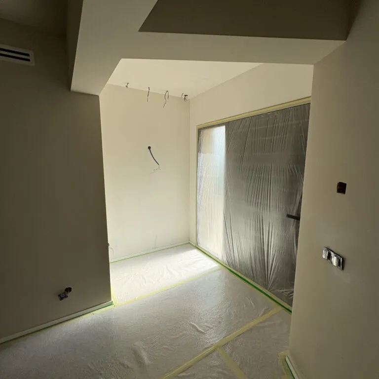 Intérieurs – chantier de peinture dans le pays de Grasse
