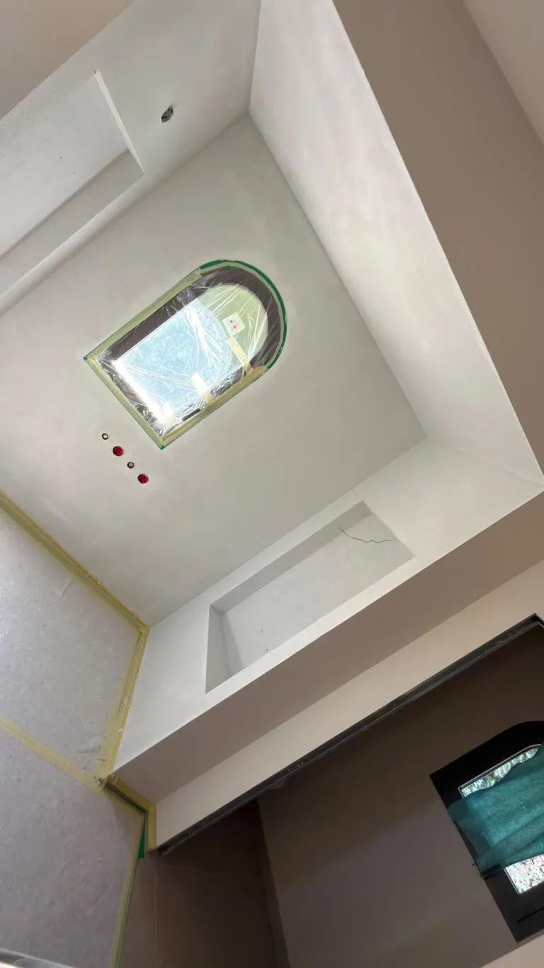 Intérieurs – chantier de peinture dans le pays de Grasse