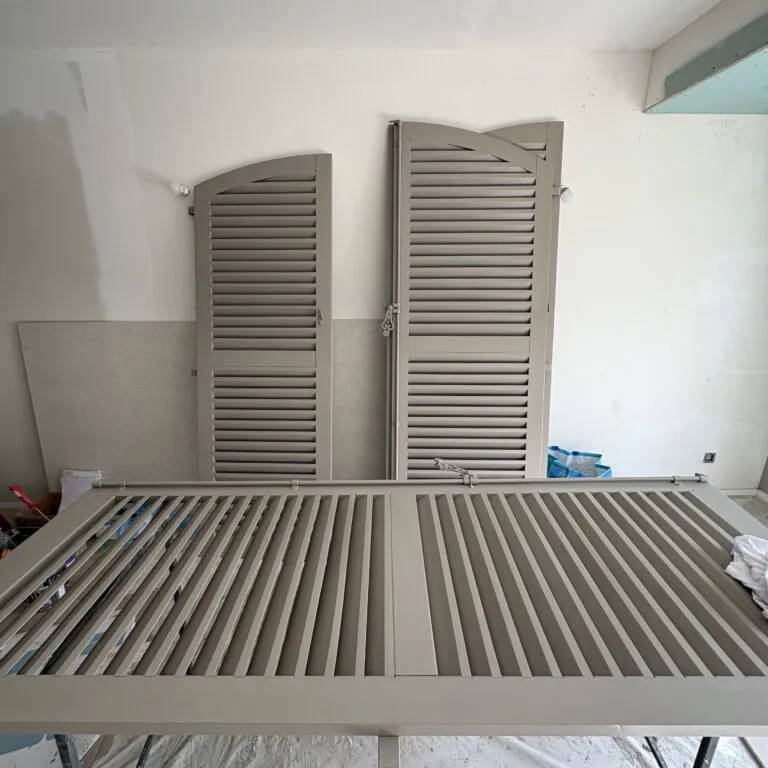 Volets & boiseries – chantier de peinture dans le pays de Grasse