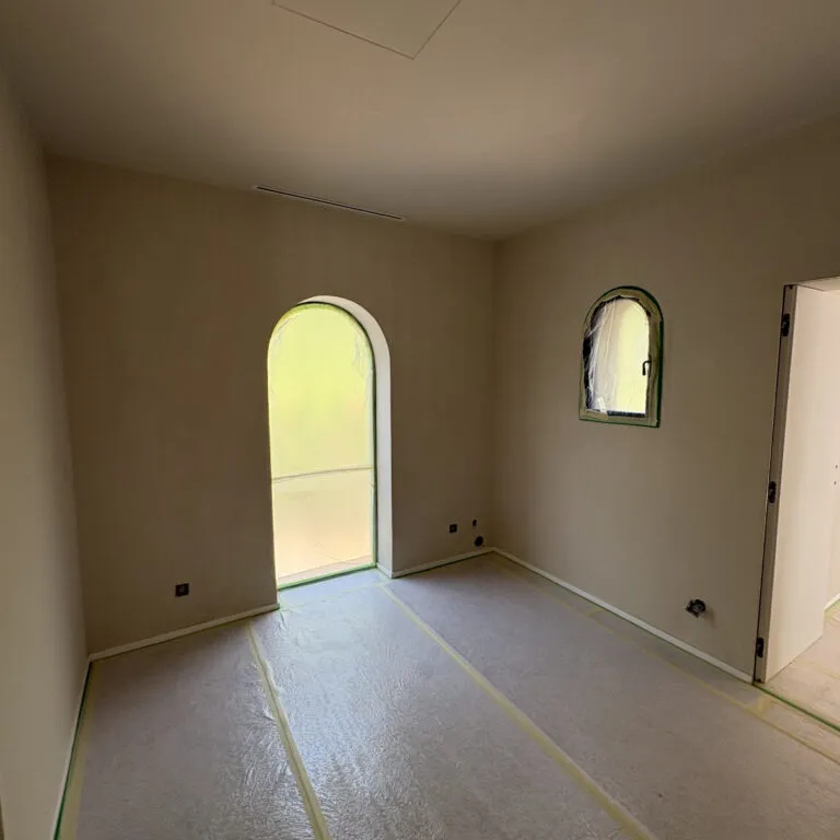 Intérieurs – chantier de peinture dans le pays de Grasse